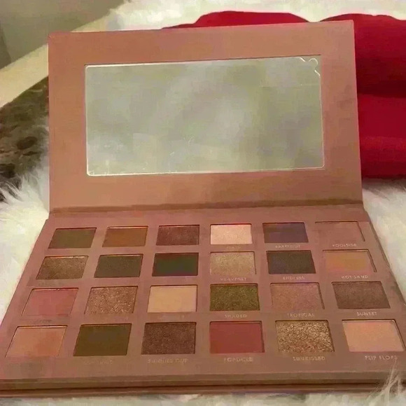 Caite London Brazilian Glow 24 eyeshadow palette - Picture 4 of 4